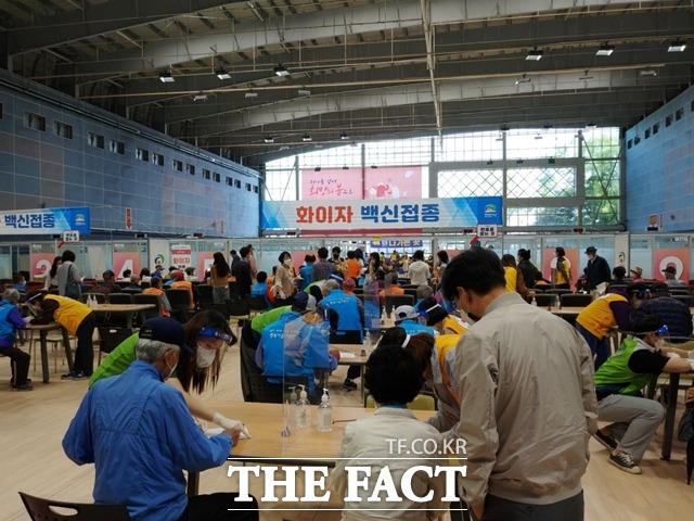 충남 천안과 아산시에서 지난 주말에 208명의 코로나19 확진자가 발생했다. / 더팩트DB