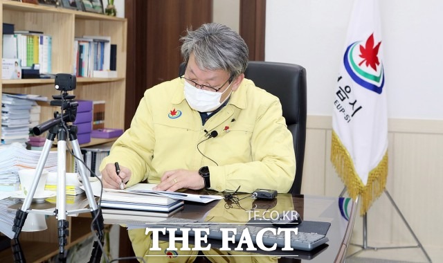 유진섭 시장은 겨울철 자칫 소외되기 쉬운 취약계층에 대한 위문 활동과 기부 운동에도 간부 공무원들이 솔선수범으로 참여해 줄 것을 주문했다. / 정읍시 제공