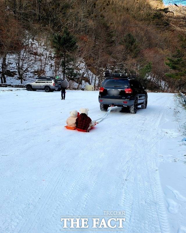 최근 내린 폭설로 아이들이 탄 자동차 눈썰매가 등장했다. / 사진=제보자 제공