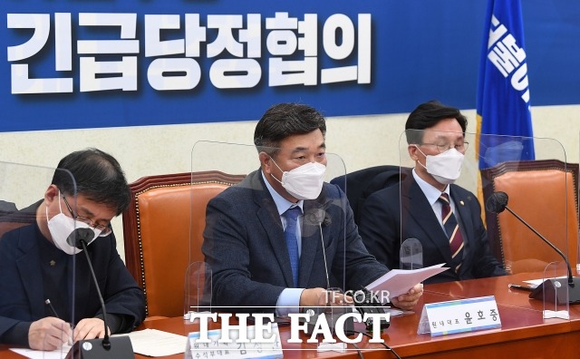 더불어민주당과 정부가 부동산 가격 급등에 따른 국민들이 세 부담을 완화하기 위해 내년 주택 보유세 산정에 올해 공시가격을 적용하는 방안을 검토하겠다고 밝혔다. /국회=남윤호 기자