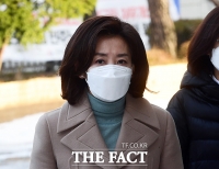  담담한 표정으로 법원 출석하는 나경원 [포토]