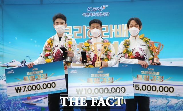 그랑프리 결승 우승을 향한 경쟁이 뜨겁다. 사진은 지난 10월 쿠리하라배 특별경정 시상식의 조성민,김종민, 어선규(왼쪽부터)./경주사업총괄본부 제공