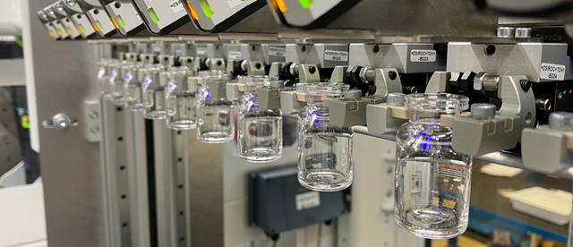 ㈜두산이 미국 SiO2에 1억 달러를 투자해 의약품 보관용 첨단소재 사업에 진출한다. 사진은 액상 의약품, 백신 등을 담는 용기 제품 이미지. /두산 제공