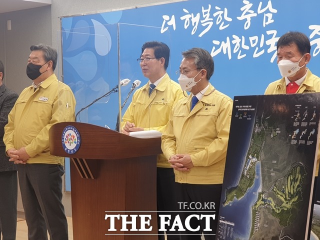 양승조 충남지사가 21일 안면도 관광개발 우선협상대상자 선정 관련 브리핑을 하고 있다. / 내포 = 김아영 기자