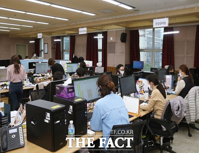 부천시는 지난 16일 ‘재택치료추진단을 본격 가동했다. 사진은 업무 대응 모습 / 부천시 제공