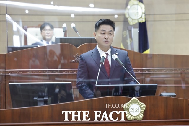 천안시의회가 21일 ‘성환종축장 부지 활용을 위한 건의문’을 채택했다. 사진은 건의문을 대표 발의한 김철환 시의원 . / 천안시의회 제공