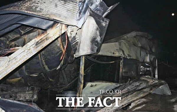 오후 6시 40분께 김천시 대항면의 한 저온저장시설 창고서 원인을 알 수 없는 불이 나 소방서 추산 7400여만원의 재산피해가 났다. /경북소방본부제공