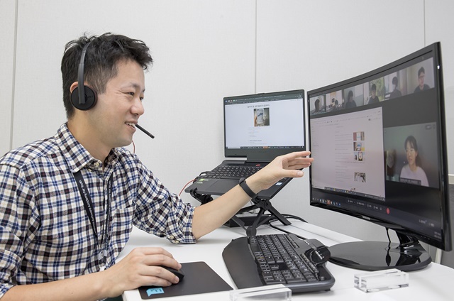 지난 10월 서울 강남구 SSAFY 서울 캠퍼스에서 강사가 5기 교육생들을 대상으로 온라인 수업을 진행하고 있다. /삼성전자 제공