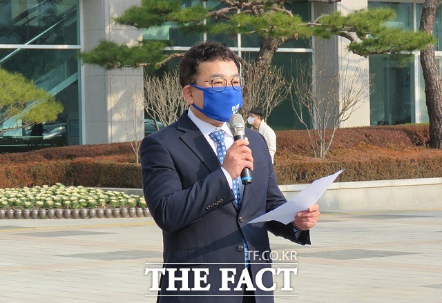 김창관 대전 서구의원이 21일 대전 서구청 앞에서 대전 서구청장 출마를 선언하고 있다. / 대전 = 김성서 기자