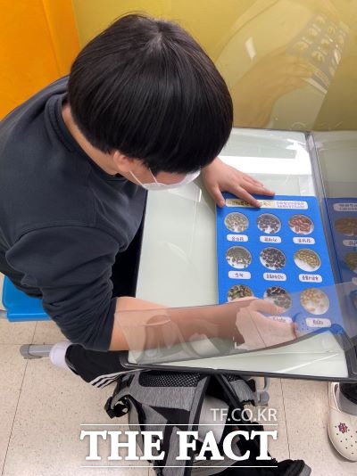 군포 신흥초등학교 학생이 바른식생활 교육을 받고 있다./군포시 제공