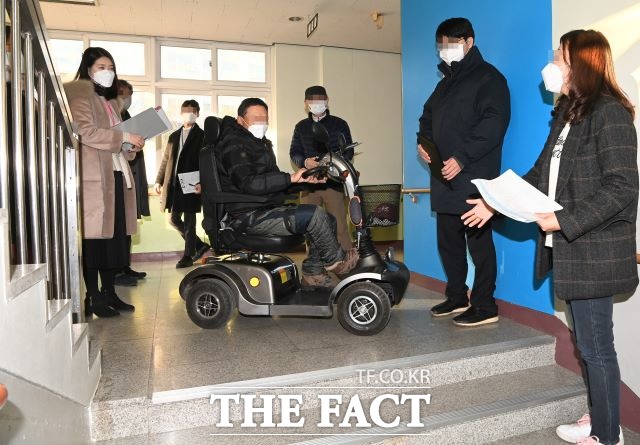 ‘인권영향평가단’이 한 투표소에서 인권영향평가를 하고 있다./ 수원시 제공