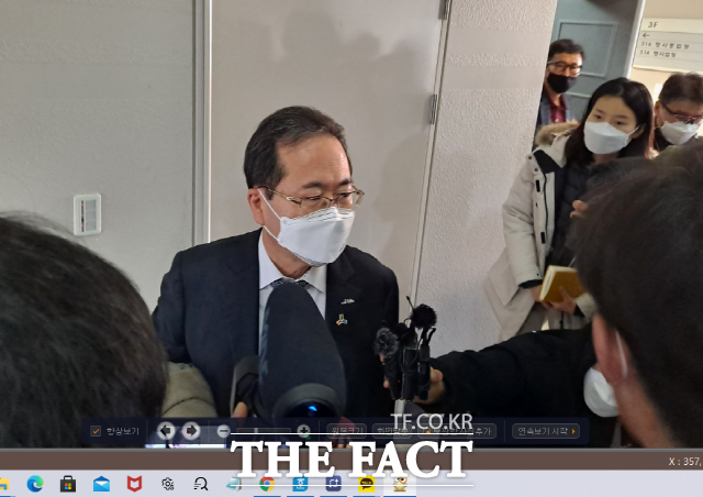 허석 순천시장이 항소심에서 검찰로붜 시장 당선 무효형인 징역 1년6개월을 구형받았다. 사진은 허 시장이 1심에서 징역 10개월을 선고받은 후 법정을 나서고 있다. /더팩트DB