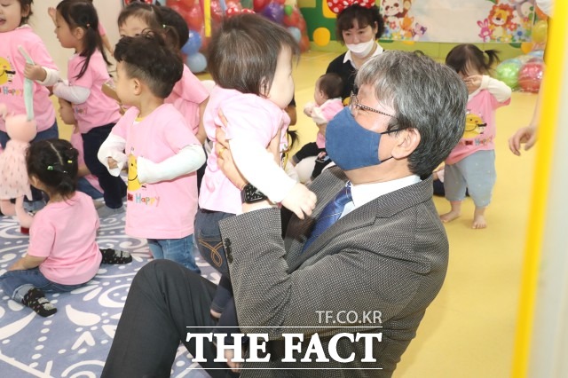 유진섭 시장은 “가족친화기업 인증은 직원들의 일과 가정을 균형 있게 양립할 수 있도록 근무 환경을 면밀하게 개선한 성과”라며 “앞으로도 일하기 좋은 직장 분위기를 조성할 수 있도록 노력하겠다”고 말했다. / 정읍시 제공