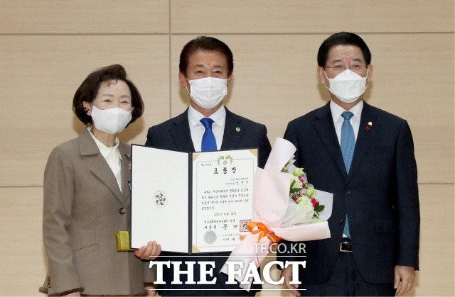전경선 전남도의회 운영위원장(가운데)이 민주평화통일자문회의 의장 표창을 받아 조옥희 민주평통 전남부의장(왼쪽)과 김영록 전남도지사(오른쪽)에게 축하를 받으며 기념촬영하고 있다. /전남도의회 제공