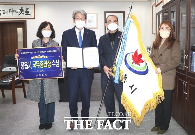 유진섭 시장은 “코로나19로 힘든 시기에도 지역사회 곳곳에서 묵묵하게 자원봉사활동을 해주신 봉사자들의 노고에 감사드린다”며 “앞으로도 참여와 나눔을 통해 따뜻하고 희망이 넘치는 정읍을 만들어 나갈 수 있도록 노력해 나가자”고 말했다. / 정읍시 제공