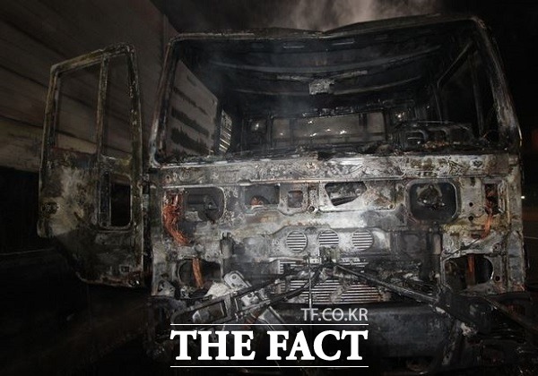 지난 20일 오후 10시 27분께 달서구의 중부내륙고속도로 상행선을 달리던 25톤 화물차에서 원인을 알 수 없는 불이 나 소방서 추산 1699만원의 재산피해가 났다. /대구소방안전본부 제공