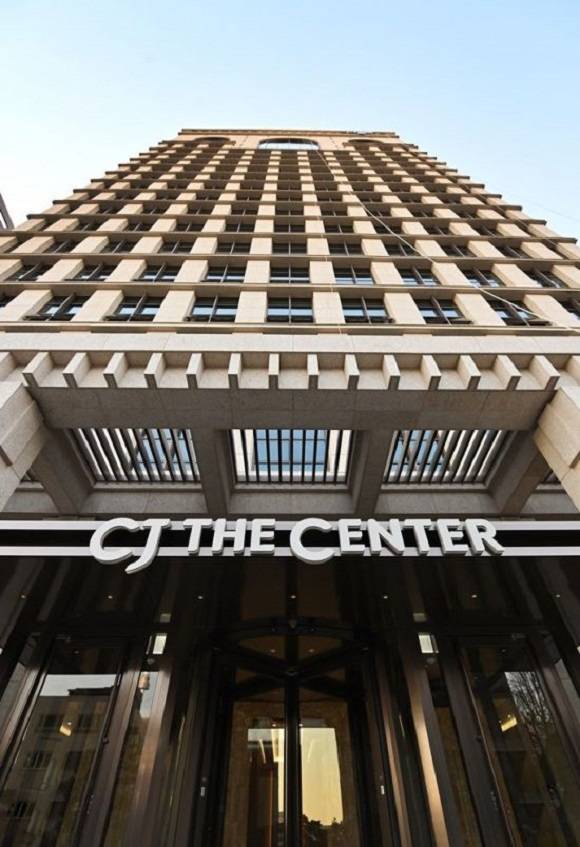 CJ그룹이 연말을 맞아 사회복지공동모금회에 이웃사랑 성금 20억 원을 기탁했다. /CJ그룹 제공