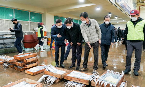 연말 민생 현장소통을 이어가고 있는 구만섭 제주특별자치도지사 권한대행은 21일 수산물 가격 안정을 위한 수산물 유통구조 개선에 수협이 적극적으로 역할을 다해줄 것을 당부했다./제주도 제공