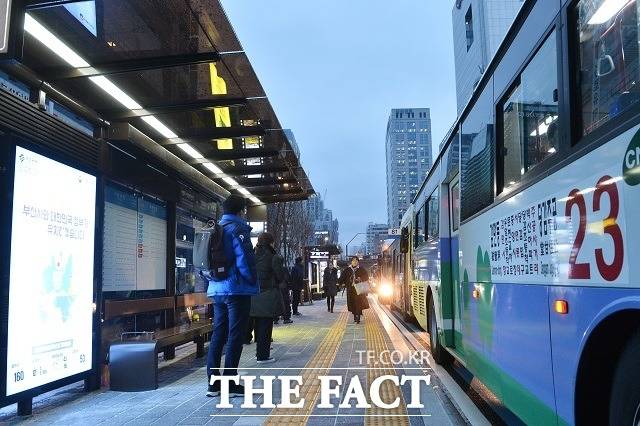 부산시가 코로나19 확산 방지를 위해 오는 23일부터 대중교통 야간 운행을 감축한다. /부산시 제공