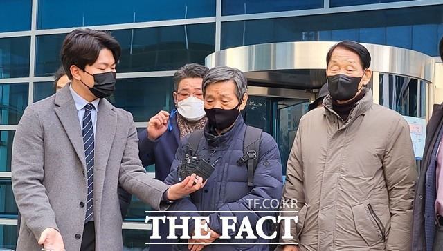 고 이소선 여사의 아들 전태삼(71) 씨가 서울 북부지법에서 21일 열린 이 여사의 재심 판결 이후 열린 기자회견에서 무죄 판결에 대한 심정을 밝히고 있다. /정용석 기자