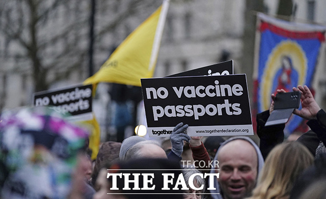 18일(현지시간) 영국 런던의 한 거리에서 백신 패스 반대 시위가 일어난 가운데 시위대들이 백신 패스를 반대하는 문구를 들고 목소리를 높이고 있다. /런던=AP.뉴시스