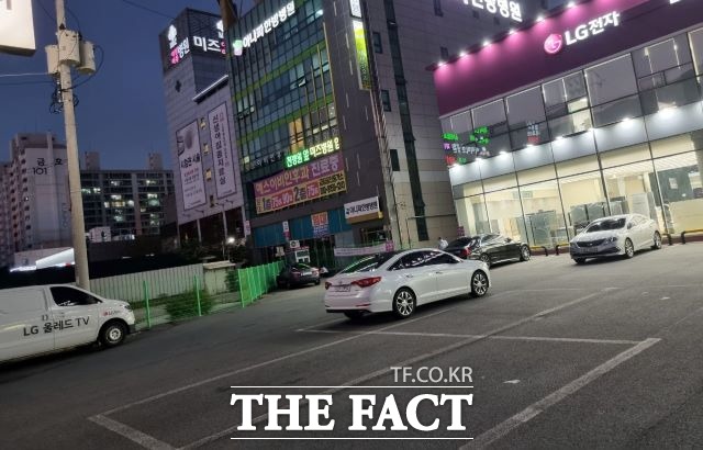 순천시가 개설 예정인 백강로 도시계획 일부 도로가 특정인을 위해 도로를 개설하는 것 아니냐는 논란을 낳고 있다. 사진에 나오는 주차장과 진입로 등이 도로계획상 완충녹지와 도로 예정부지이다. /유홍철 기자