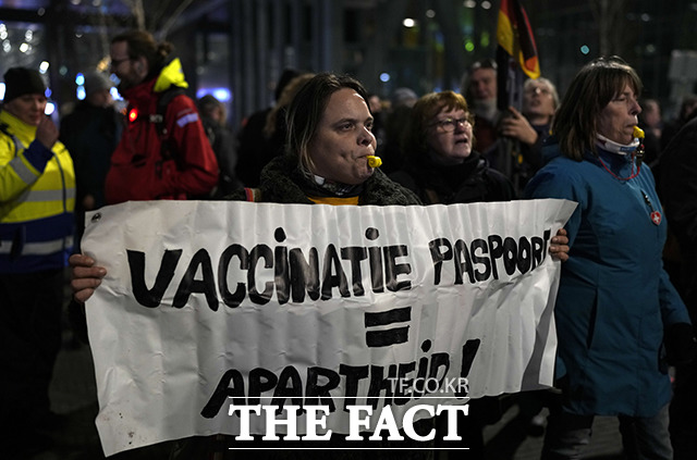 19일(현지시간) 네덜란드 헤이그에서 백신패스 도입을 반대하는 시민들이 팻말을 들고 목소리를 높이고 있다. /헤이그=AP.뉴시스