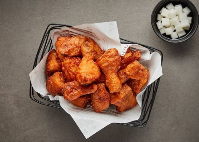 교촌에프앤비는 올해 3분기 매출은 1307억 원으로 전년 동기 대비 16.33% 증가했으며 영업이익은 15% 늘어난 150억 원을 기록했다. /교촌에프앤비 제공