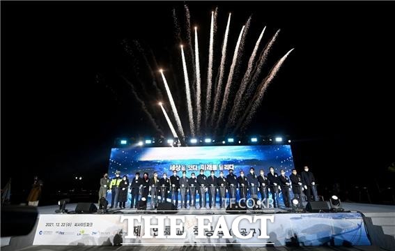 박남춘 인천시장이 22일 중구 영종도 씨사이드파크에서 열린 제3연륙교 착공식에서 주민들과 착공 세리머니를 하고 있다. 사진/인천시 제공