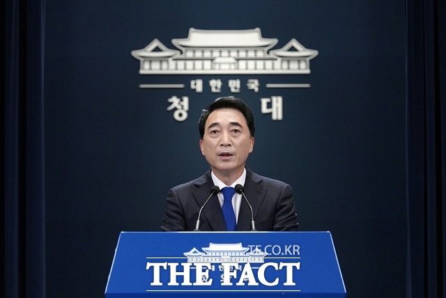 박수현 청와대 국민소통수석은 22일 MBC 라디오 인터뷰에서 (야당은) 정치방역이라고 비난하지 말고, 정치권이 손을 잡고 함께 코로나를 극복하는 진짜 정치방역을 한 번 해보자고 말했다. /청와대 제공