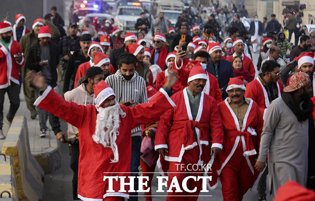파키스탄 페샤와르에서 크리스마스 축하 집회가 열려 일부 산타클로스 복장을 한 기독교인들이 행사에 참여하고 있다. /페샤와르=AP.뉴시스