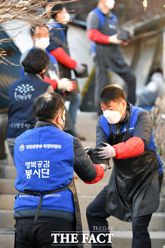 연탄 나르는 봉사단원들. /윤웅 기자