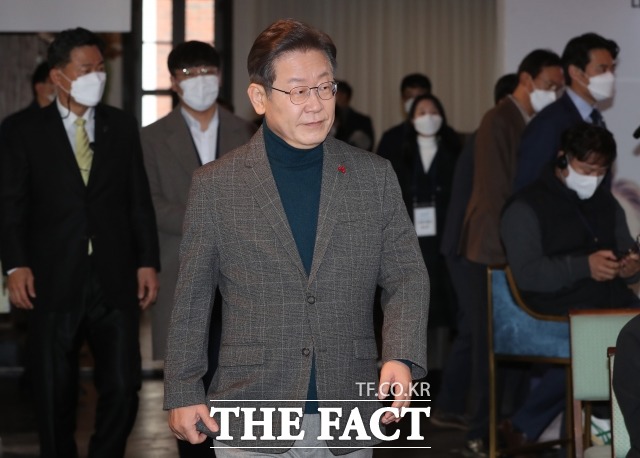 더불어민주당이 김문기 전 처장의 사망에 대해 하루 뒤 애도의 말씀을 드린다는 입장문을 냈다. 21일 서울 중구 정동1928 아트센터에서 정의란 무엇인가의 저자 마이클 샌델 하버드대 교수와 공정과 정의를 주제로 화상 대담을 하기 위해 입장하는 이 후보. /이선화 기자