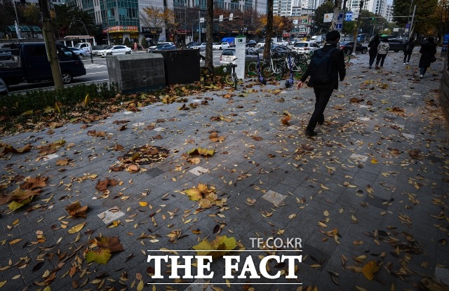 중국 북동지방에 있는 고기압 영향을 받아 전국이 대체로 흐리겠고, 서울 아침 최저기온은 -3도로 출근길은 쌀쌀하겠다. 한낮 최고기온은 지역에 따라 5∼14도로 오르겠다. /더팩트 DB
