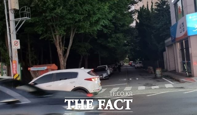 백강로 완충녹지와 이면도로 개설 예정지 바로 인근 금호아파트와 백강로 대로 사이에 조성된 이면도로가 주차된 차량으로 가득차 있을 뿐 도로기능을 거의 못하고 있다. /유홍철 기자