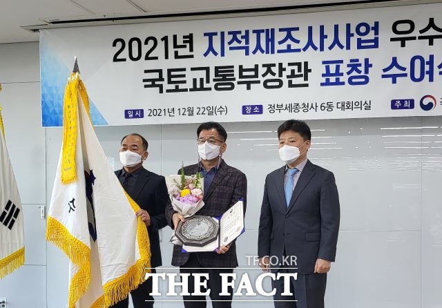 수원시 관계자들이 22일 정부세종청사 대회의실에서 기관표창을 받은 뒤 기념촬영을 하고 있다./ 수원시 제공