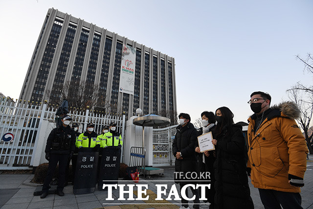 정부에 요구사항 전달을 위해 서울정부청사 앞으로 찾아간 소상공인연합회 지도부.