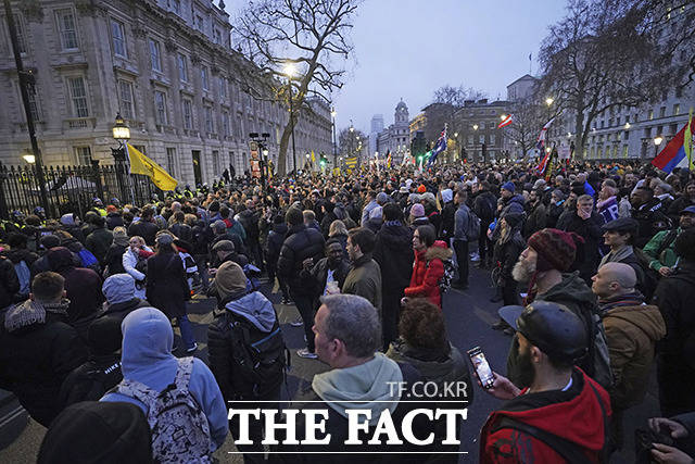 18일(현지시간) 영국 런던의 한 거리에서 백신 패스 반대 시위가 일어난 가운데 많은 시위대들이 모여있다. /런던=AP.뉴시스