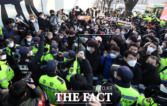 총궐기 중 인원수 제한으로 출입이 제한되자 항의하는 참가자들과 막아서는 경찰들.