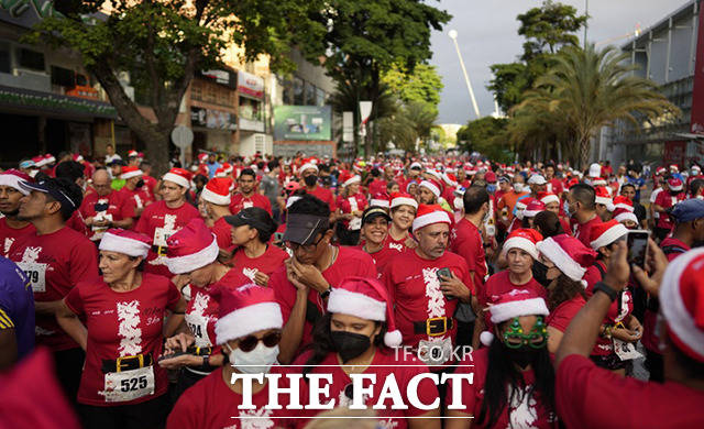 베네수엘라 카라카스에서 산타 달리기(산타 런) 10km 경주가 열려 산타 복장의 참가자들이 출발을 기다리고 있다. 이번 산타 런은 코로나19 대유행 이후 처음으로 열렸다. /카라카스=AP.뉴시스