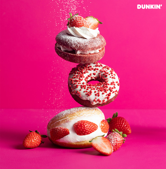 던킨이 플래그십 스토어 던킨 라이브 한정 신제품 레드벨벳 도넛을 출시했다. /던킨 제공