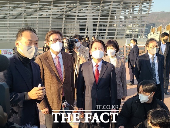 안철수 국민의당 대선 후보는 23일 오전 10시 30분 부산 동구에 있는 부산항 국제전시 컨벤션센터에서 기자들과 만나 우리 부산이 교육 도시로서 얼마나 많은 좋은 인재들을 길러낸다면서 그 사람들이 직장을 얻기 위해서 수도권으로 떠나버리는데 일자리에 대한 문제가 굉장히 크다고 이같이 밝혔다. /부산=조탁만 기자.