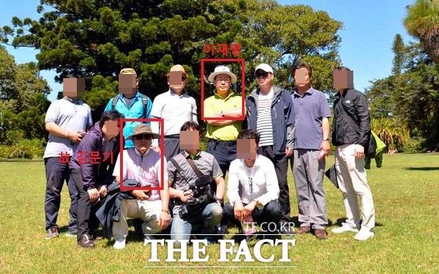 국민의힘이 23일 이재명 더불어민주당 대선후보와 대장동 개발 실무를 맡았던 고 김문기 처장이 함께 찍은 사진을 추가로 공개했다. /국민의힘 제공