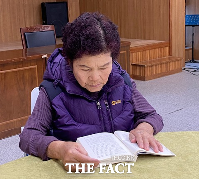 광주 남구가 운영한 문해교실에서 공부하며 글을 읽고 쓸 수 있어 너무 행복하다며 장학금 100만원을 기부한 박덕임 할머니./남구청 제공