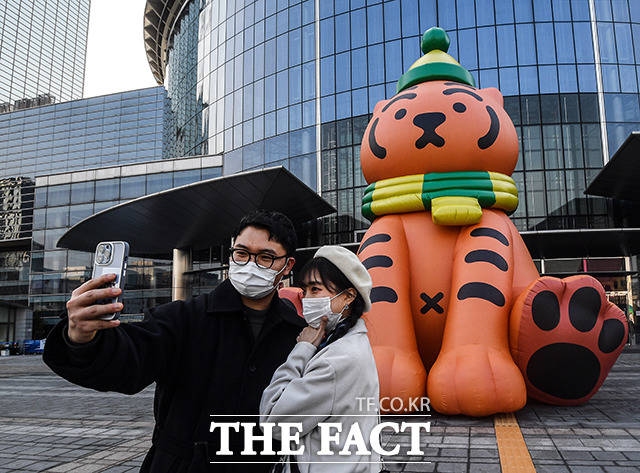 23일 오후 서울 강남구 코엑스 광장에 설치된 호랑이 조형물 앞에서 시민들이 사진을 찍고 있다. /이동률 기자