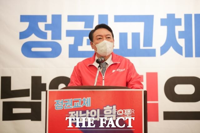 윤석열 국민의힘 대선 후보가 23일 순천에서 가진 전남선대위 발대식에서 국민의힘을 선택한 이유를 설명하고 김대중 정신을 잊은 민주당을 심판하기 위해 호남인들이 정권교체를 위해 마음의 문을 열어줄 것을 호소했다. /국민의힘 순천지역위원회 제공