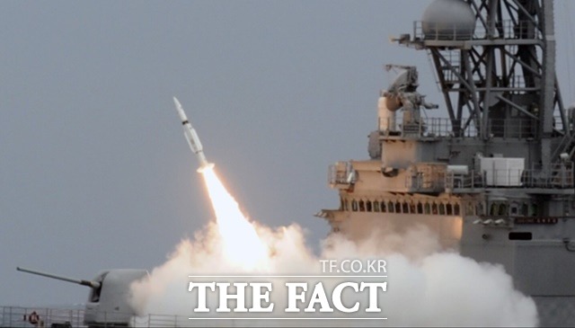 미국 방산업체 레이시온이 한국과 덴마크, 대만 등 미국의 동맹국 해군에 판매할 SM-2 함대공 미사일 생산을 위한 5억7800만 달러 규모의 계약을 수주했다.사진은 대만 키드급 구축함이 SM-2 미사일을 발사하는 모습./VOA