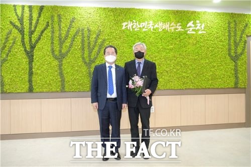 천제영(65) 前 순천시 부시장(우측)이 지난 22일 (재)순천만국제정원박람회조직위원회(이하 조직위) 사무총장에 취임했다. /순천시 제공