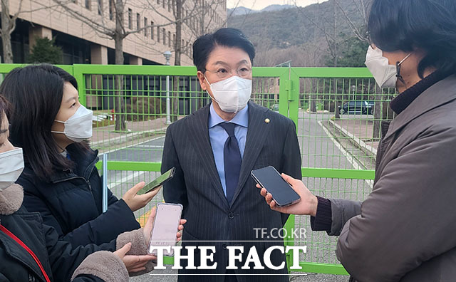 장제원 의원은 김 처장과의 면담 후 기자들과 만나 김 처장이 이비인후과에 치료를 받는다고 해서 한 시간을 기다렸는데 그 후에 정형외과로 가서 세 시간 넘게 기다렸다고 토로했다./김세정 기자