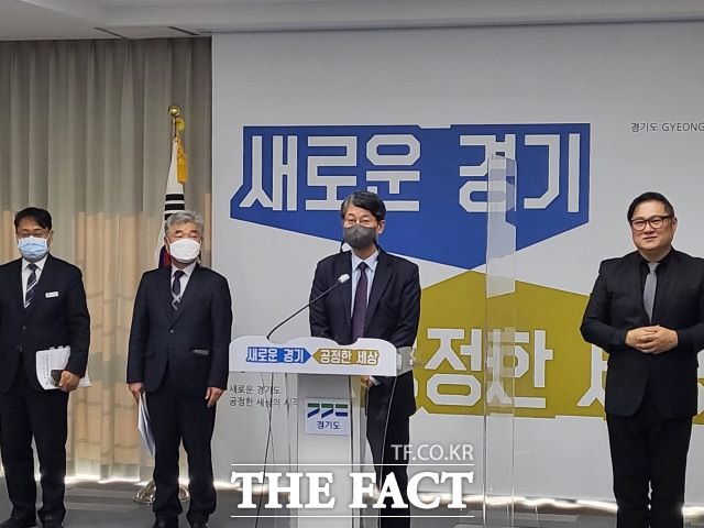 유문종 수원시 제2부시장이 23일 경기도청 북부청사에서 ‘물길이 통하는 황구지천 조성사업’ 계획을 설명하고 있다./ 수원시 제공